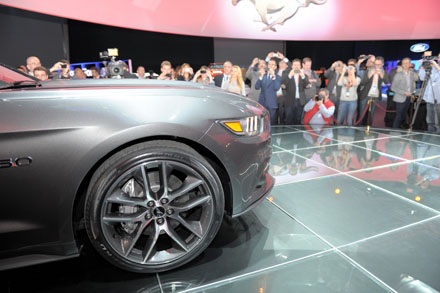 Ford chính thức ra mắt chiếc Mustang 2015 - 8 Và phiên bản Mustang 2015 coupé cùng người mẫu Ala Mulally